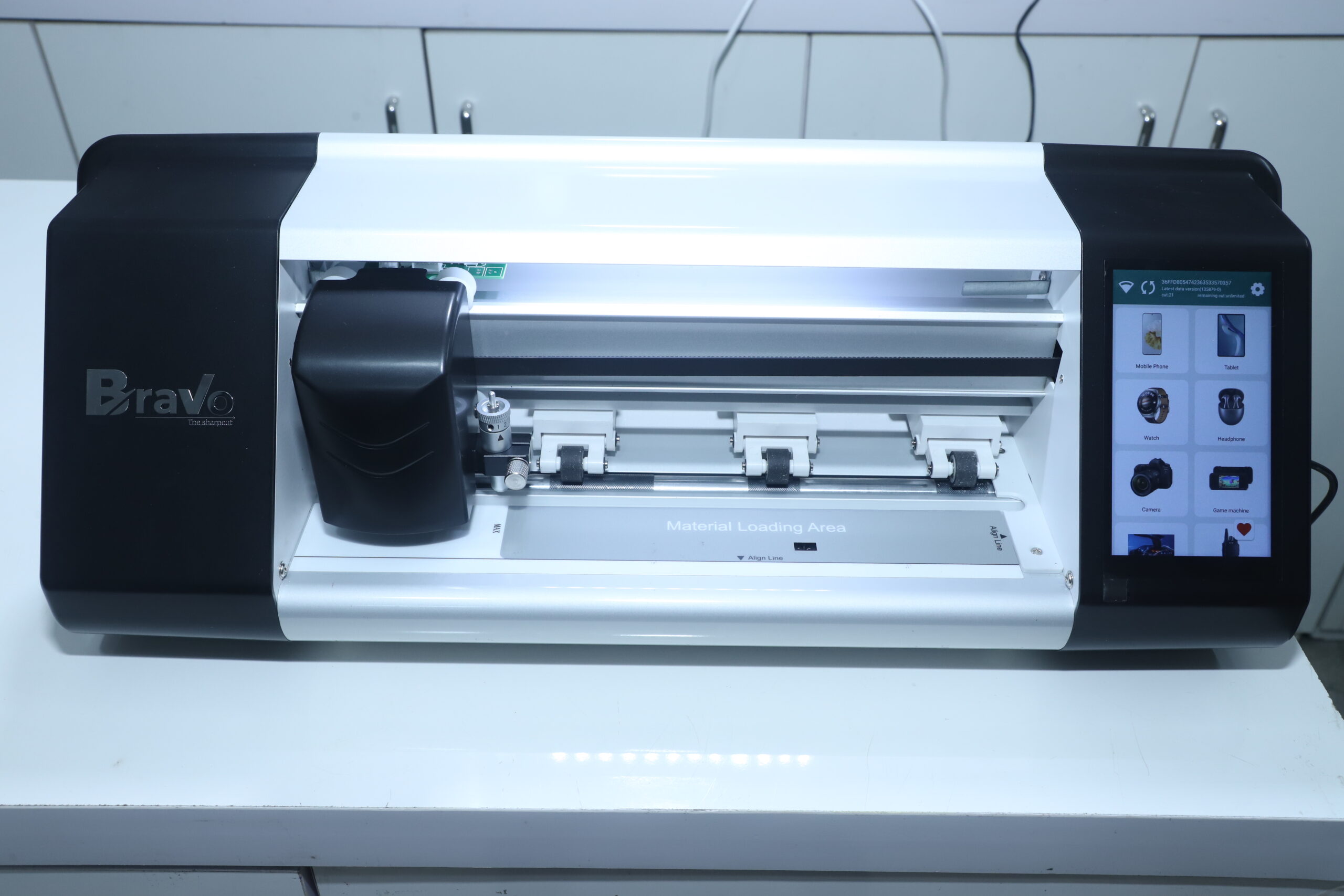 MOBLIE BACK COVER CUTTING MACHINE