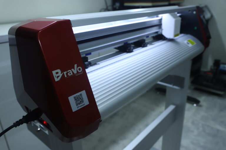 DIGITAL STICKER CUTTING PLOTTER