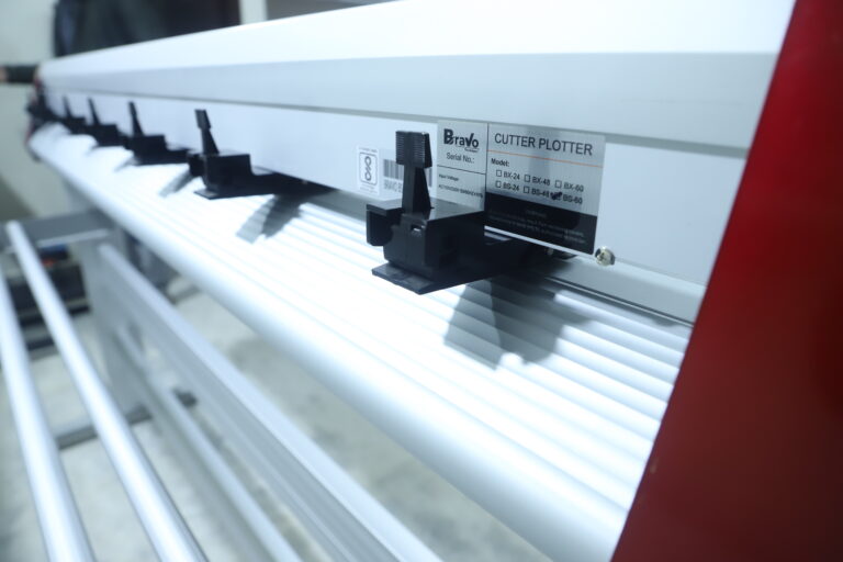 DIGITAL STICKER CUTTING PLOTTER